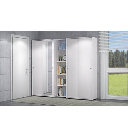 Mueble con puertas correderas, espejo, dos estantes y tubo para ropa blanco con puertas blancas.