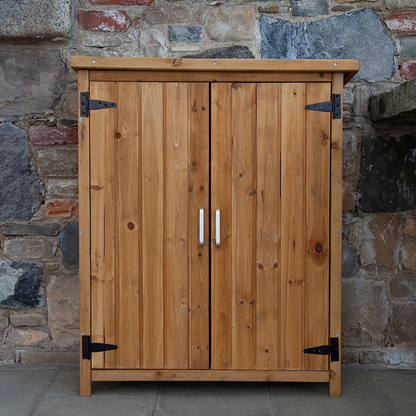 Outdoor-Garderobe aus imprägniertem Holz