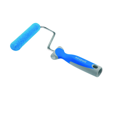 Nespoli ergonomic mini-roller with short 11 cm handle.