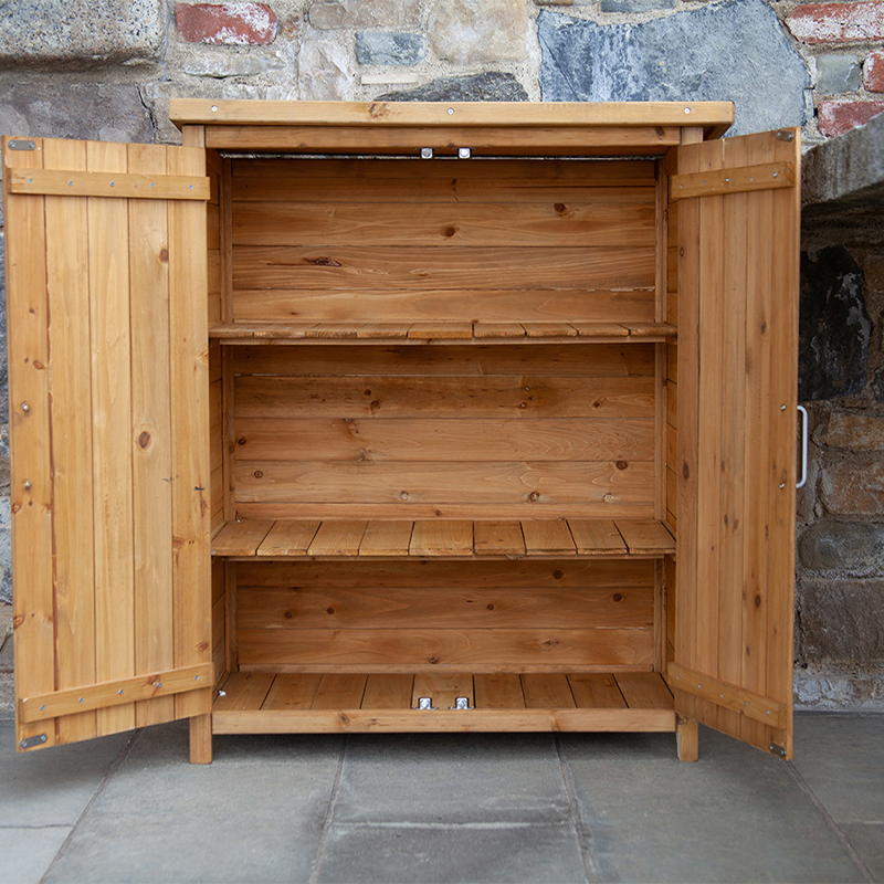 Outdoor-Garderobe aus imprägniertem Holz