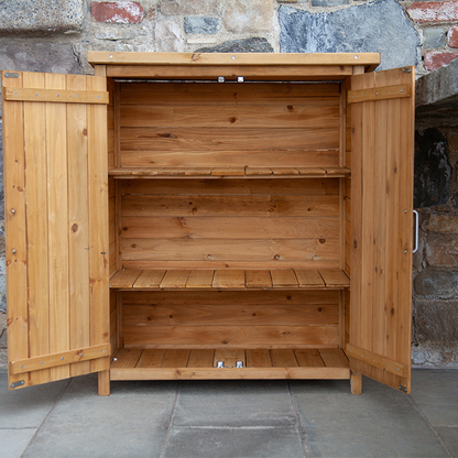 Outdoor-Garderobe aus imprägniertem Holz