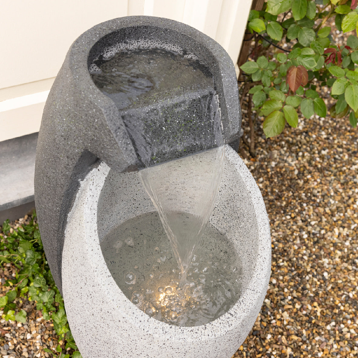 Brunnen aus grauem Polyresin gibt Brustbein