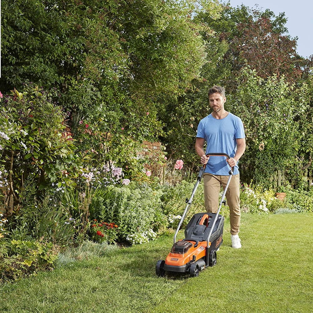 Black & Decker BCMW3318L2-QW cordless lawnmower with double 18V battery