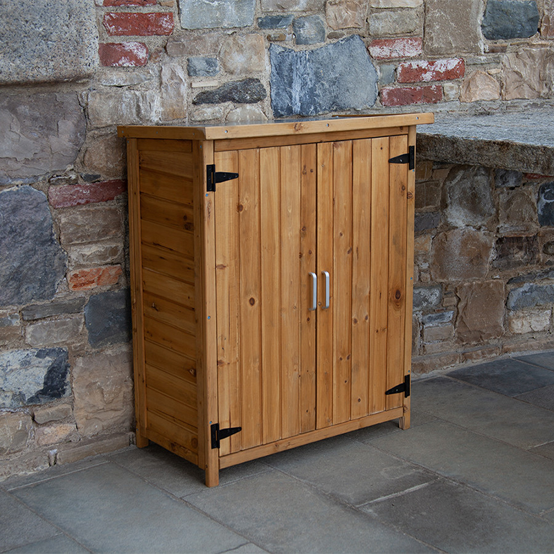 Outdoor-Garderobe aus imprägniertem Holz