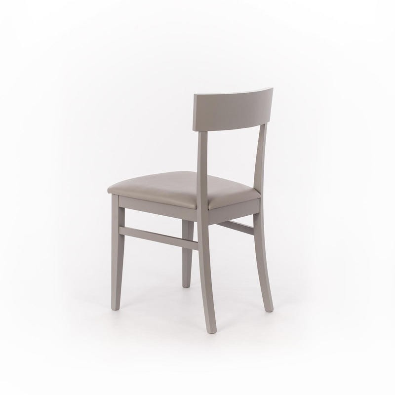 Silla de madera lacada gris claro con asiento de similpiel 445xh. 82 cm