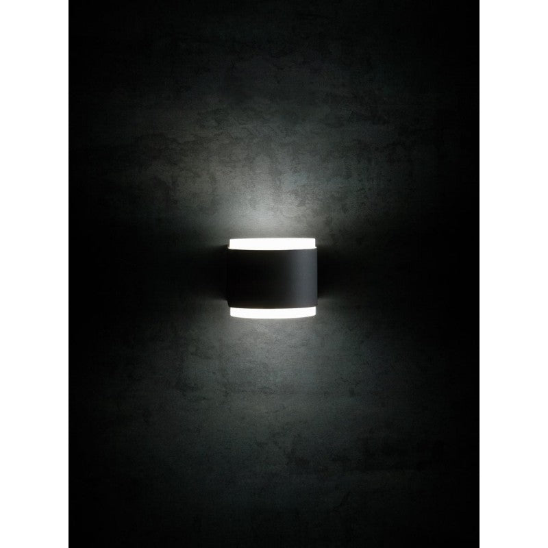 Wall light in die-cast aluminium. White embossed finish