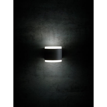 Wall light in die-cast aluminium. White embossed finish